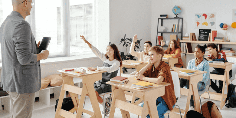 kids raising the hands